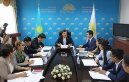 Астана қаласы мәслихатының депуттары Асхат Оралов пен Саят Батпенов «Жастарды қолдау» бағыты бойынша партиялық куратор комиссиясының отырысын өткізді.