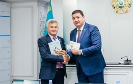 Медали лучшим депутатам столичного маслихата