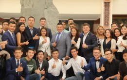 Елорда мәслихатының депутаты Асхат Оралов Қазақстан Республикасы Парламент Мәжілісінің және Астана қаласы мәслихатының депутаттарымен елордалық жастар көшбасшыларының кездесуін ұйымдастырды