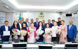 В стенах столичного маслихата в честь Дня государственного служащего Республики Казахстан чествовали лучших сотрудников аппарата