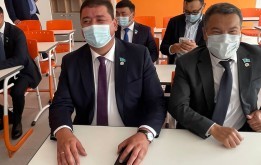 Депутаты сели за школьные парты