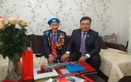 В канун Дня Победы депутат маслихата Мирас Шекенов посетил и поздравил ветерана Великой Отечественной войны