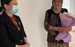 Депутаттар қаза тапқан полицейлердің, "ауғандықтардың", ҰОС ардагерлері мен тыл еңбеккерлерінің отбасыларына барды