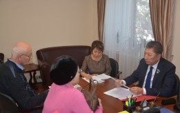 Ташенов көшесінде орналасқан үйдің тұрғындары Людмила Дзюба және Владимир Громов Нұр-Сұлтан қаласы мәслихаты хатшысының міндетін атқарушы Мәжит Шайдаровтың жеке қабылдауында болды