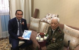 Депутаты столичного маслихата продолжают поздравлять ветеранов Великой Отечественной войны