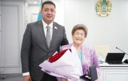 Балхия Абдулбахиевна Сулейменова депутат I созыва маслихата города Астаны, человек внесший огромный вклад в развитие медицинской сферы города и страны