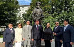 Почти 20 лет назад в сквере в переулке Жамбыла в Санкт- Петербурге был открыт памятник великому казахскому поэту — четырёхметровая статуя поэта в национальном костюме, с домброй в руке