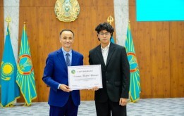 Депутаты столичного маслихата вручили образовательные гранты молодежи Астаны