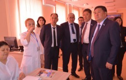 Второй день подряд депутаты городского маслихата посещают медицинские учреждения столицы
