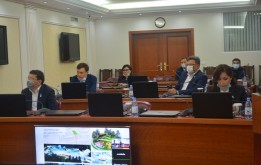 Бүгін Нұр-Сұлтан қаласының мәслихатында Сәрсенбек Жүнісовтің төрағалығымен Zoom қосымшасы арқылы онлайн режимінде Құрылыс, экология, көлік, сауда және тұрғын үй-коммуналдық шаруашылық мәселелері жөніндегі тұрақты комиссияның отырысы өтті