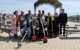 Депутаты столичного маслихата провели субботник в жилом массиве «Үркер»