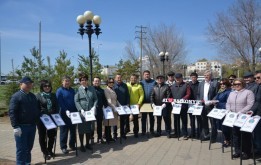 Депутаттардың қолымен аллея