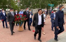 Депутаты городского маслихата приняли участие в возложении цветов к монументу памяти жертв голодомора  "1932-1933 жылдардағы ашаршылық құрбандарына тағзым"
