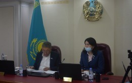 Бүгін Нұр-Сұлтан қаласының мәслихатында Мәжит Шайдаровтың төрағалық етуімен әлеуметтік-мәдени дамыту мәселелері жөніндегі тұрақты комиссиясының отырысы Zoom қосымшасы арқылы онлайн режимінде өтті