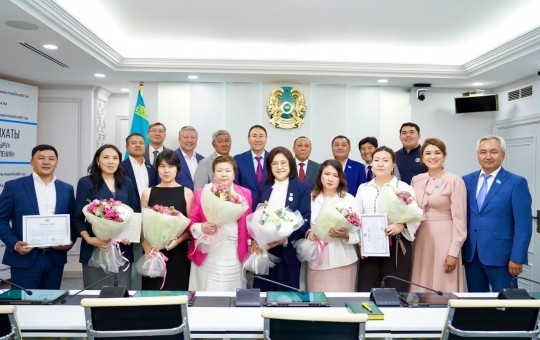 Елордалық мәслихат қабырғасында Қазақстан Республикасы Мемлекеттік қызметшілер күніне орай аппараттың үздік қызметкерлерін салтанатты түрде марапаттау рәсімі өтті