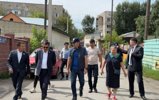 Депутаты столичного маслихата совместно с представителями государственных органов провели встречу с активными жителями жилого массива «Казгородок»