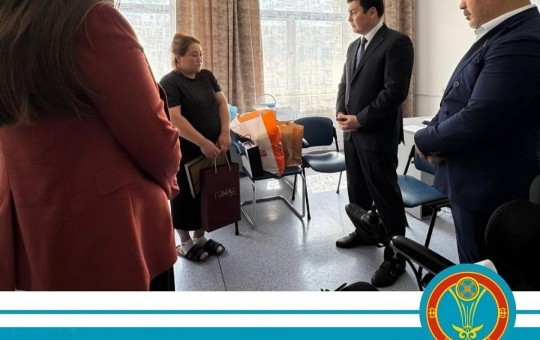 Зардап шеккен отбасыға елордадағы жаңа тұрғын үй кешенінен төрт бөлмелі пәтердің сертификатын табыстады