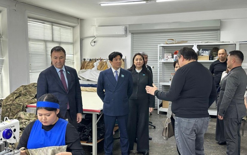 Депутаты столичного маслихата посетили ТОО «DANMARD» одно из производственных предприятий города, работающее в сфере лёгкой промышленности