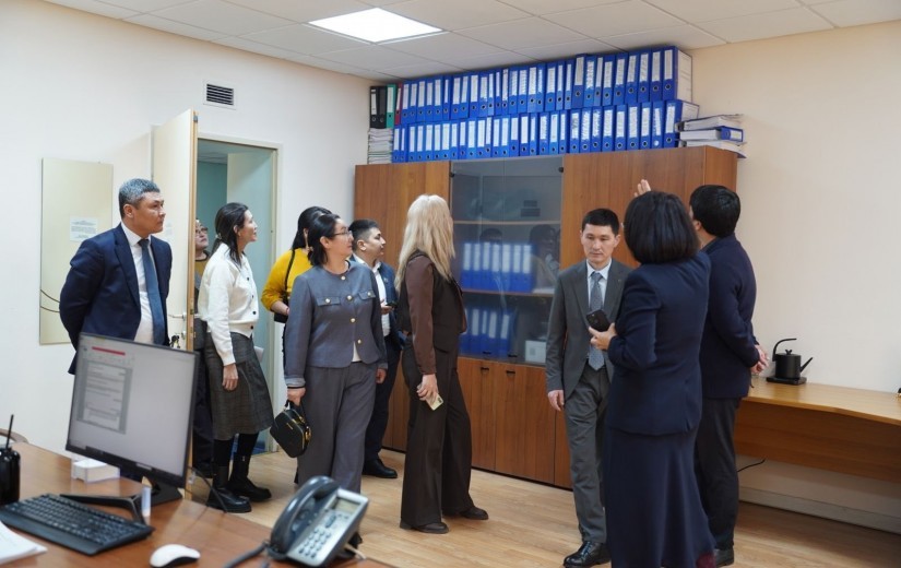 Маңғыстау облысы мәслихаттарының депутаттар делегациясы және аппарат қызметкерлерімен жұмыс кездесуі