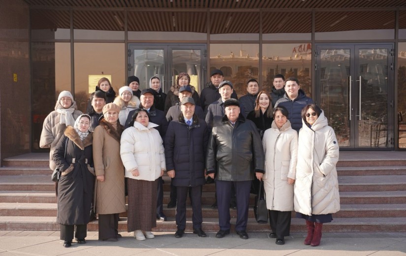 Маңғыстау облысы мәслихаттарының депутаттар делегациясы және аппарат қызметкерлерімен жұмыс кездесуі