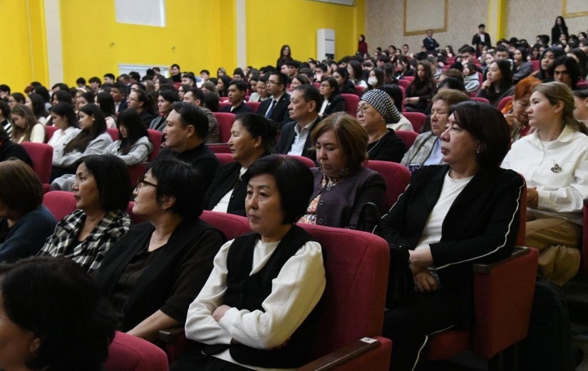 «Әділетті және прогрессивті Қазақстанның Халықтық Конституциясы үшін» жалпыұлттық коалициясының қалалық штабының өкілдері «Тұран–Астана» университетінің оқытушылары мен студенттерімен кездесті