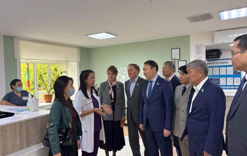 Мәслихат депутаттары көшпелі отырыс өткізді