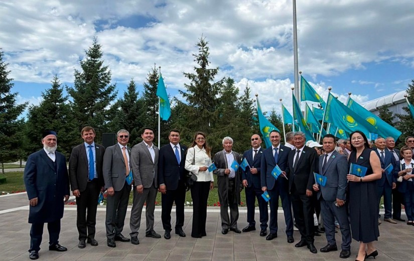 Мәслихат депутаттары Қазақстан Республикасының Мемлекеттік Туын көтерудің салтанатты рәсіміне қатысты