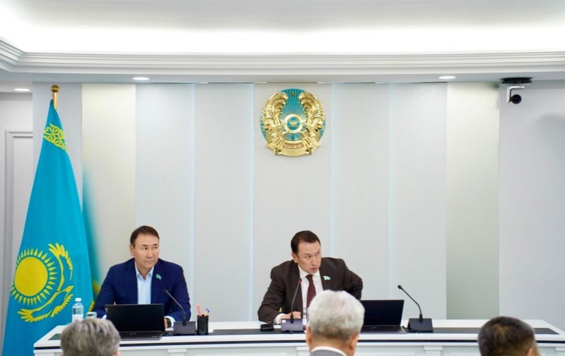 Жер учаскелерін иеліктен шығару мәселесі жөніндегі тұрақты комиссияның отырысы