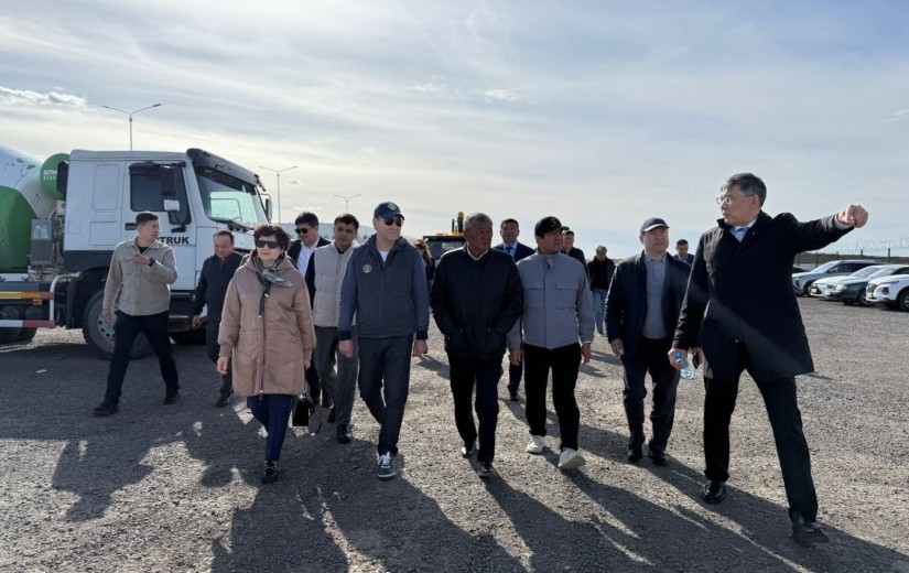 Депутаты маслихата ознакомились с работой спецавтомобилей ЦОДД и системой управления парковками