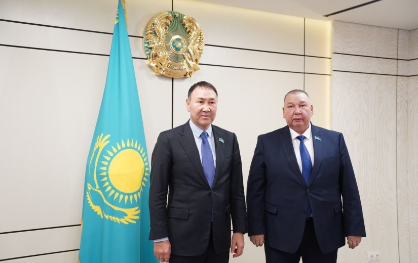 Маңғыстау облысы мәслихаттарының депутаттар делегациясы және аппарат қызметкерлерімен жұмыс кездесуі