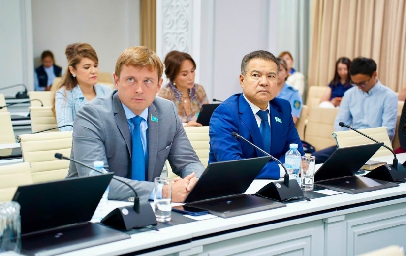 Тұрақты комиссияның отырысында балалардың құқықтарын қорғау және қауіпсіздігін қамтамасыз ету мәселелері қарастырылды