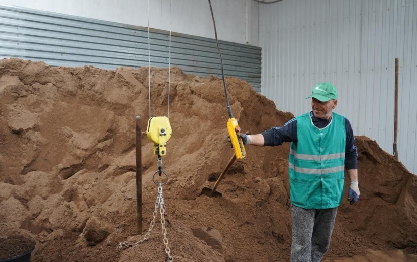 Депутаттар Жібек жолы кентіндегі сәндік өсімдіктер питомнигінің жұмысымен танысты