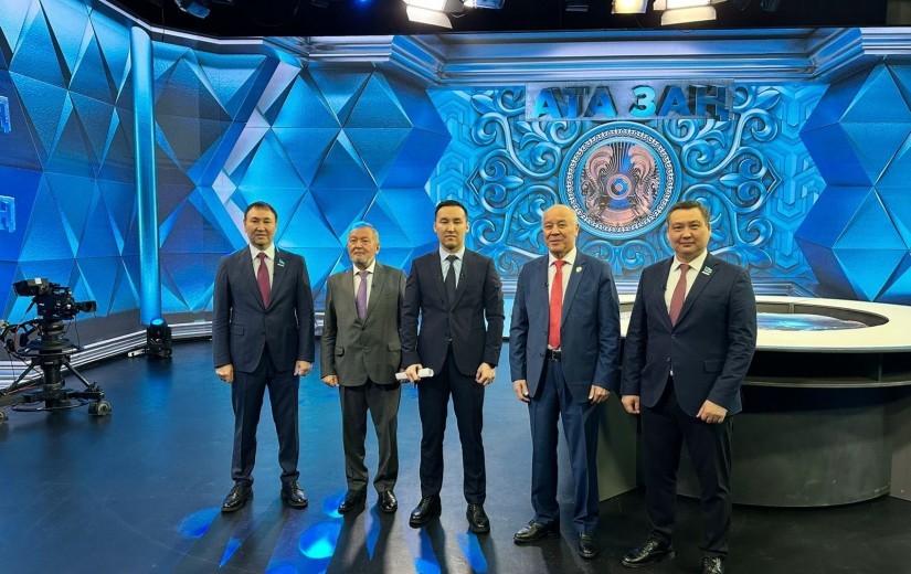 «Хабар» телеарнасының «Ата Заң» бағдарламасының эфирінде Қазақстан Республикасының жаңа Конституциясының негізгі бағыттары талқыланды.