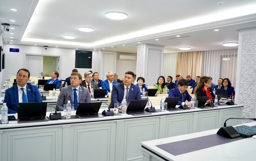 Елордалық мәслихат депутаттары қаланың коммуналдық қызметтері мен кәсіпорындарының қызметін цифрландыру мәселелерін талқылады