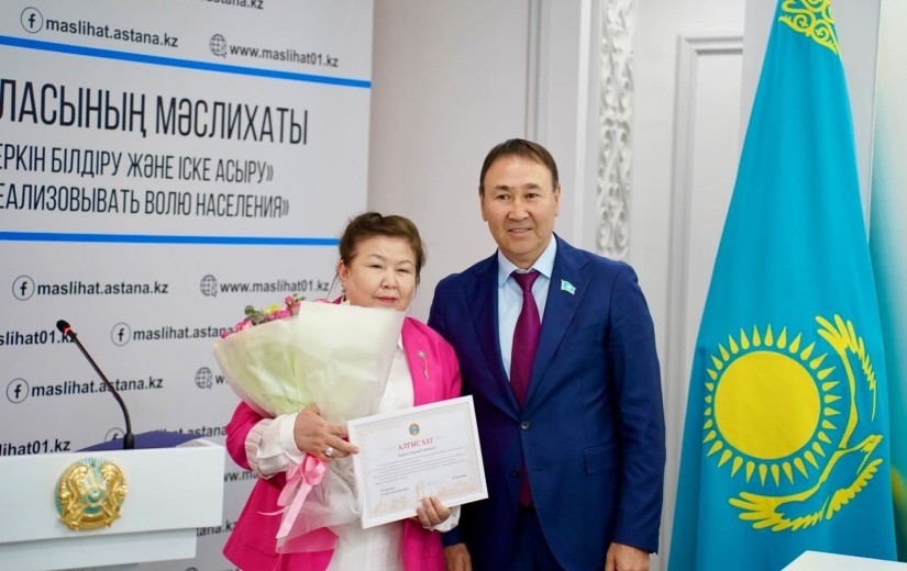 В стенах столичного маслихата в честь Дня государственного служащего Республики Казахстан чествовали лучших сотрудников аппарата