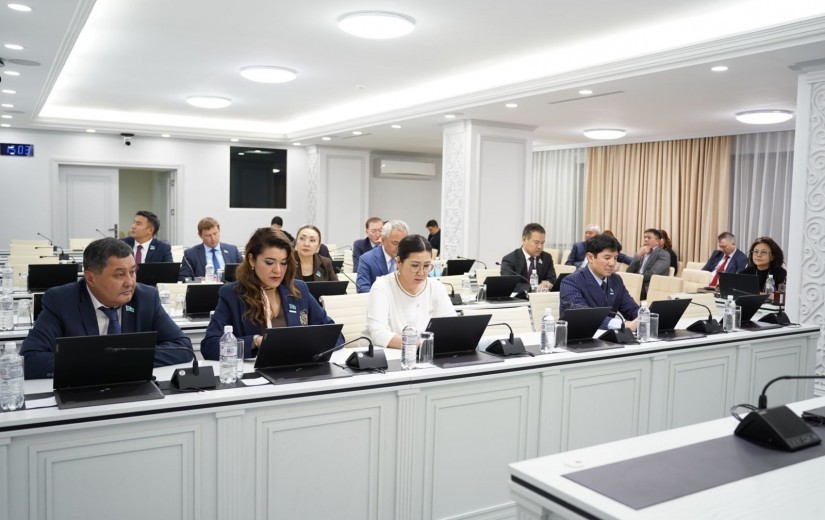 Астана мәслихатында көлік және жол-көлік инфрақұрылымын дамыту саласындағы 2026-2028 жылдарға арналған жобалар талқыланды