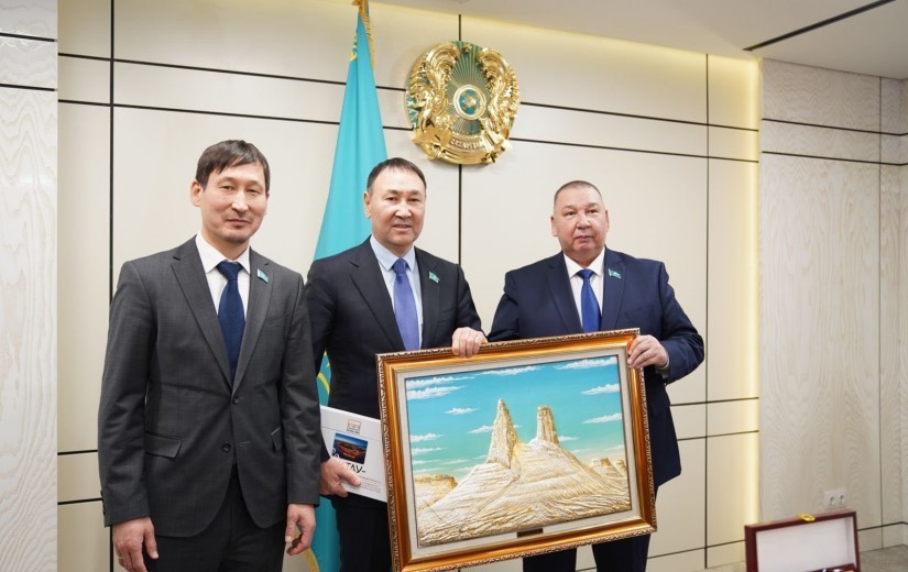 Маңғыстау облысы мәслихаттарының депутаттар делегациясы және аппарат қызметкерлерімен жұмыс кездесуі