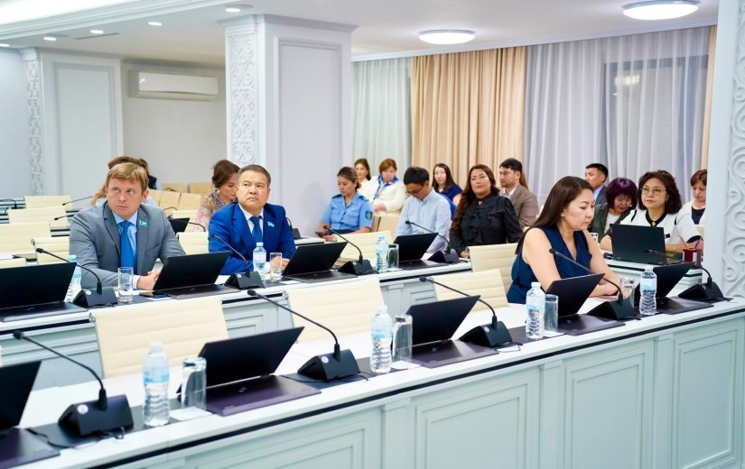 Тұрақты комиссияның отырысында балалардың құқықтарын қорғау және қауіпсіздігін қамтамасыз ету мәселелері қарастырылды