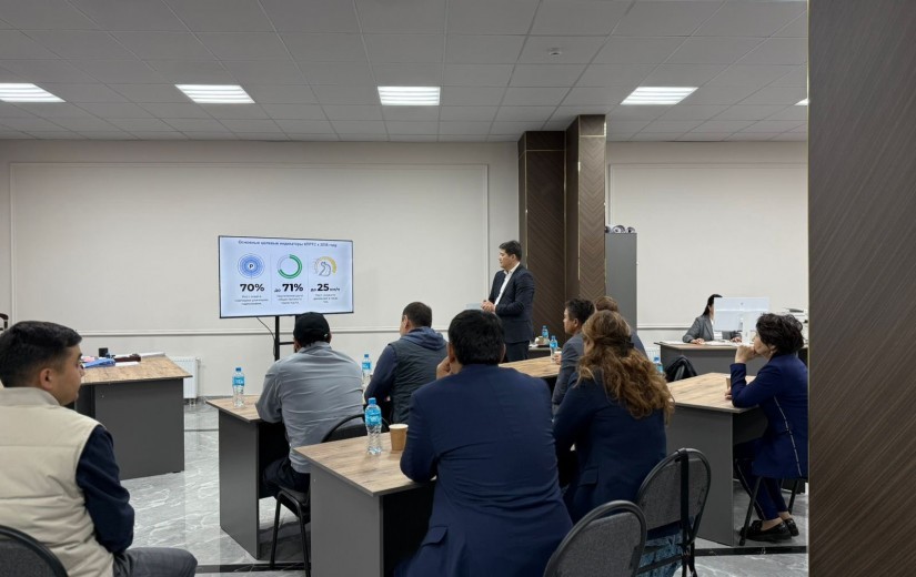 Депутаты маслихата ознакомились с работой спецавтомобилей ЦОДД и системой управления парковками