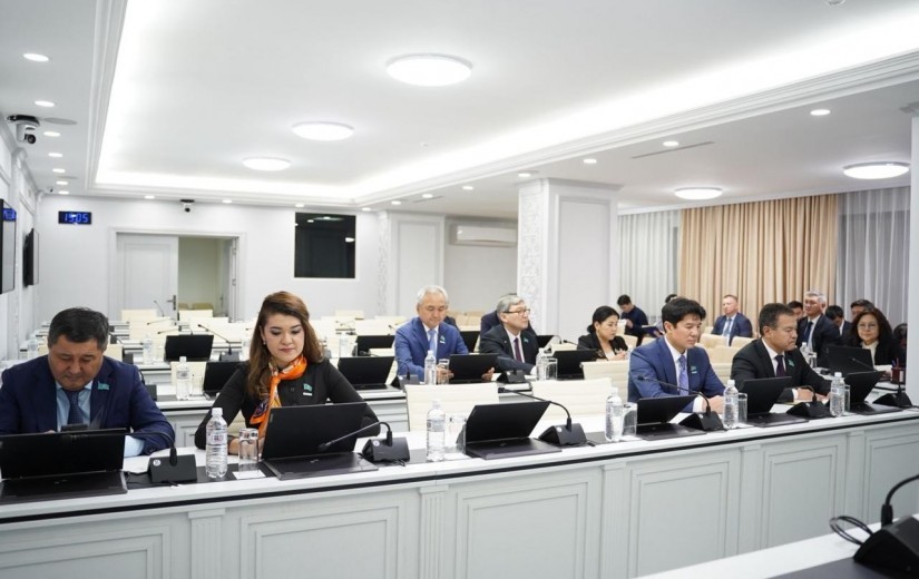 В столичном маслихате обсудили проект бюджета на 2026-2028 годы в сфере строительства, экологии, транспорта и ЖКХ