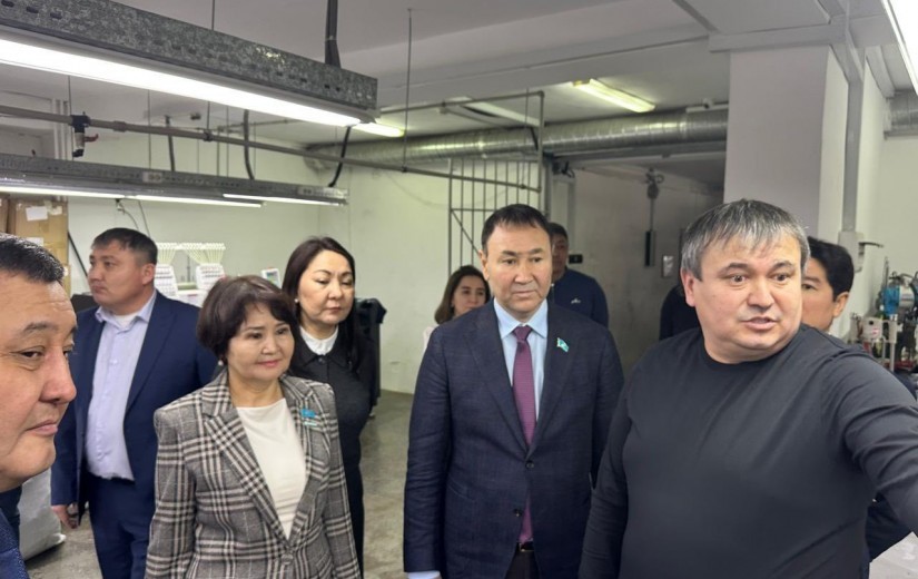 Депутаты столичного маслихата посетили ТОО «DANMARD» одно из производственных предприятий города, работающее в сфере лёгкой промышленности