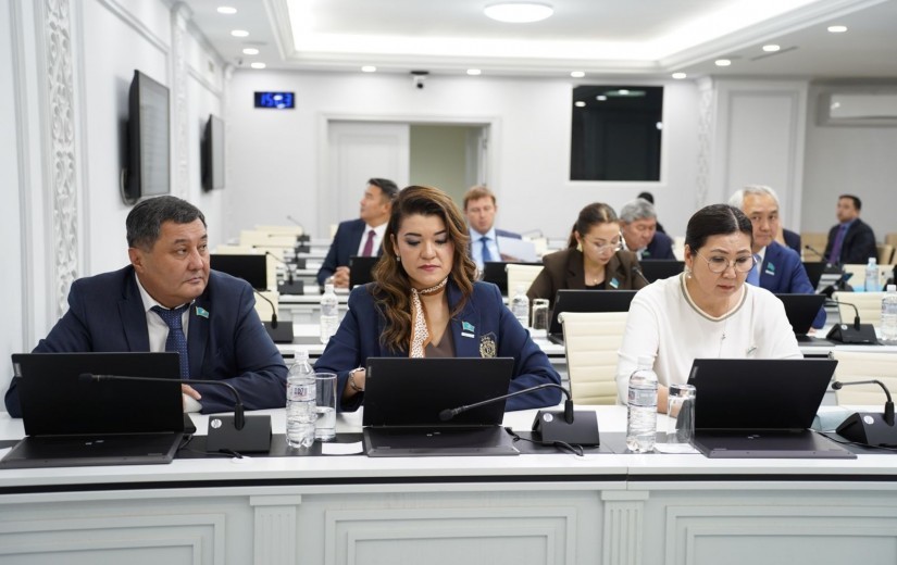 Астана мәслихатында көлік және жол-көлік инфрақұрылымын дамыту саласындағы 2026-2028 жылдарға арналған жобалар талқыланды