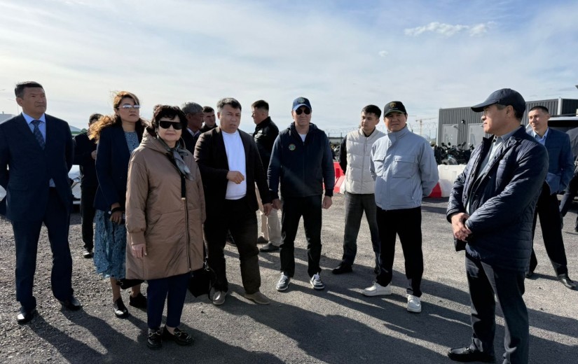 Депутаты маслихата ознакомились с работой спецавтомобилей ЦОДД и системой управления парковками
