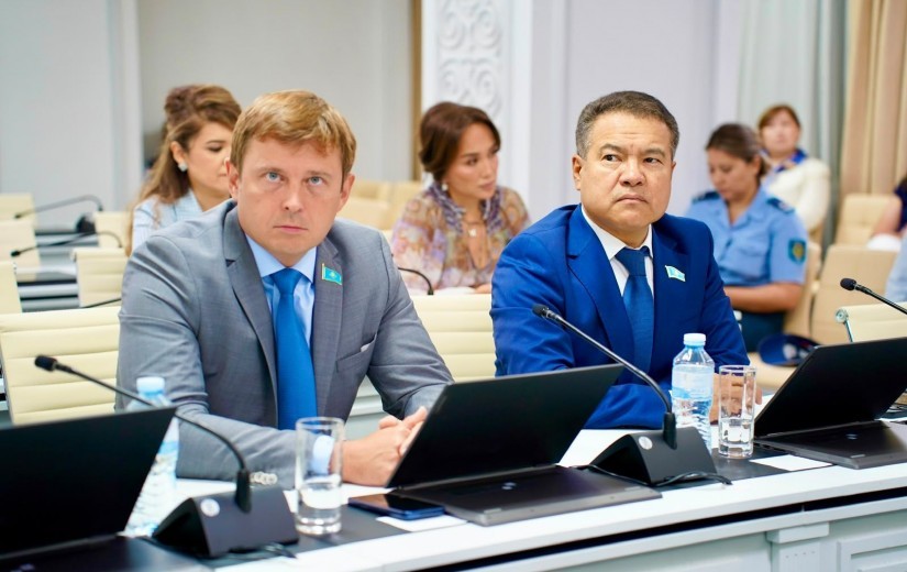 Тұрақты комиссияның отырысында балалардың құқықтарын қорғау және қауіпсіздігін қамтамасыз ету мәселелері қарастырылды
