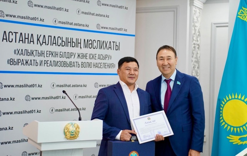 В стенах столичного маслихата в честь Дня государственного служащего Республики Казахстан чествовали лучших сотрудников аппарата