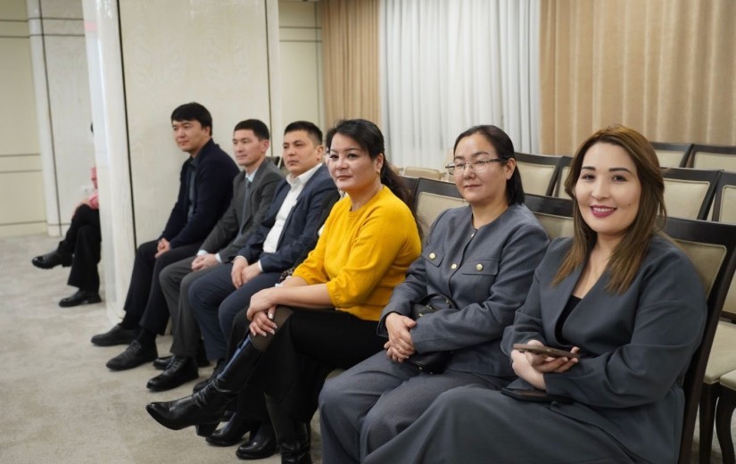 Маңғыстау облысы мәслихаттарының депутаттар делегациясы және аппарат қызметкерлерімен жұмыс кездесуі