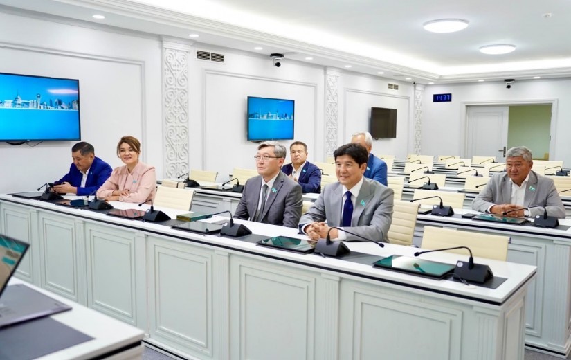 В стенах столичного маслихата в честь Дня государственного служащего Республики Казахстан чествовали лучших сотрудников аппарата