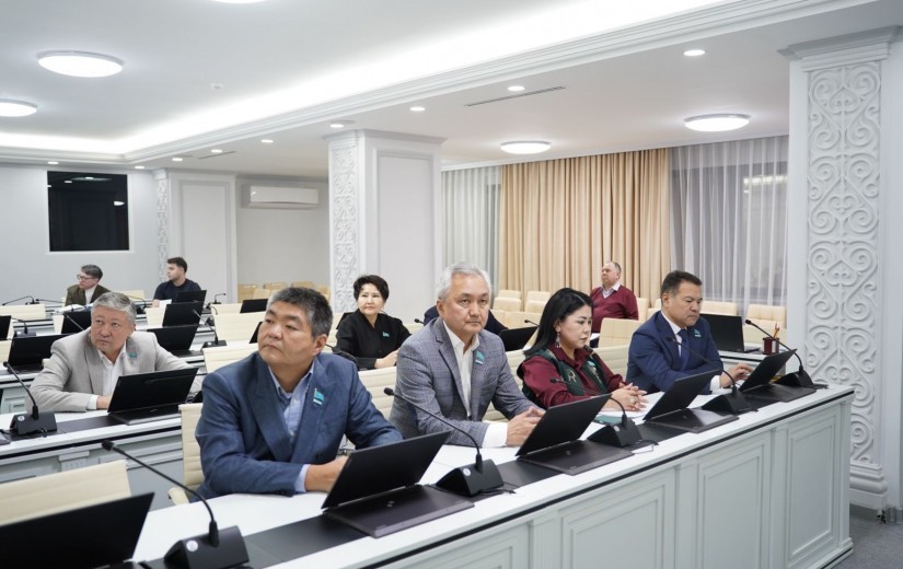 Мәслихаттың заңдылық, құқықтық тәртіп және жұртшылықпен жұмыс мәселелері жөніндегі тұрақты комиссиясының отырысы