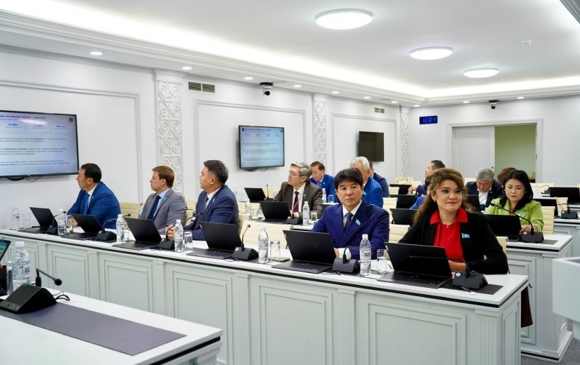 Елордалық мәслихат депутаттары қаланың коммуналдық қызметтері мен кәсіпорындарының қызметін цифрландыру мәселелерін талқылады