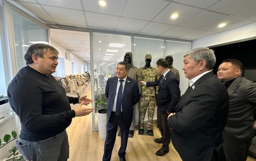 Депутаты столичного маслихата посетили ТОО «DANMARD» одно из производственных предприятий города, работающее в сфере лёгкой промышленности
